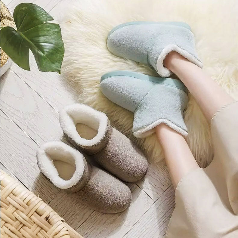 Mannequin portant une paire de Chaussons d'hiver rembourrés pour femmes, coloris Vert et Kaki.