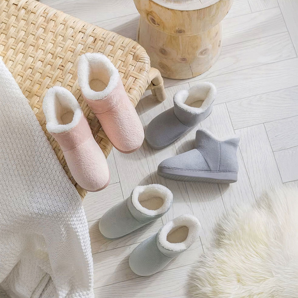 Groupe de trois Chaussons chauds et confortables d'hiver rembourrés pour femmes, coloris Rose, Gris, Vert.